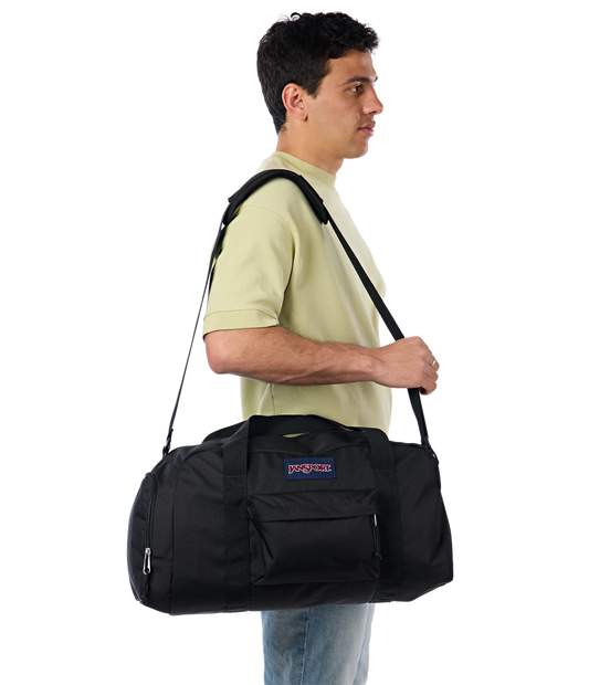 weekender-medium-duffel-x0 JS0A85VF008-MODEL.webp