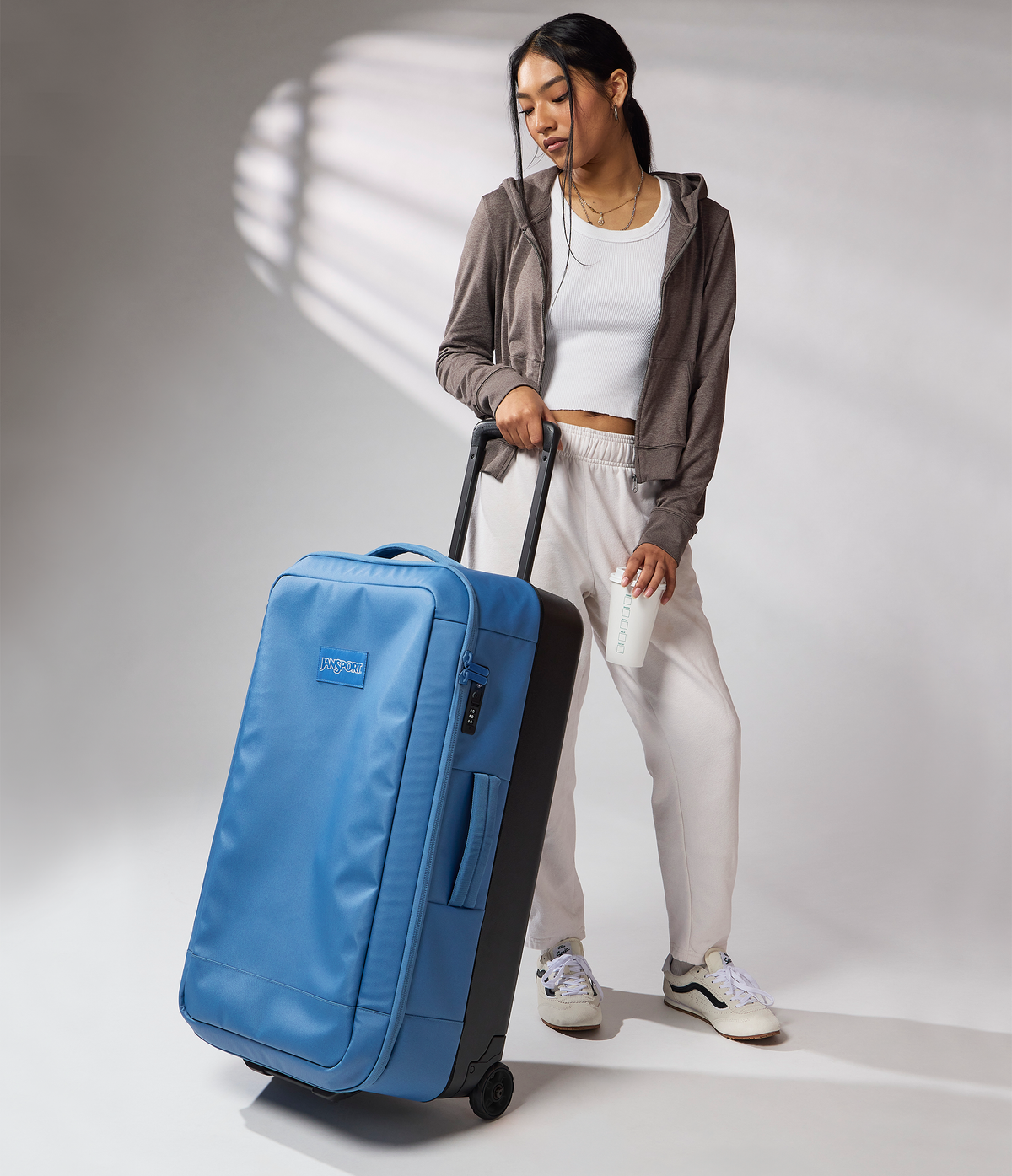 good-latitude-30-rolling-duffel-g8 JS0A86EOEW5-MODEL.png