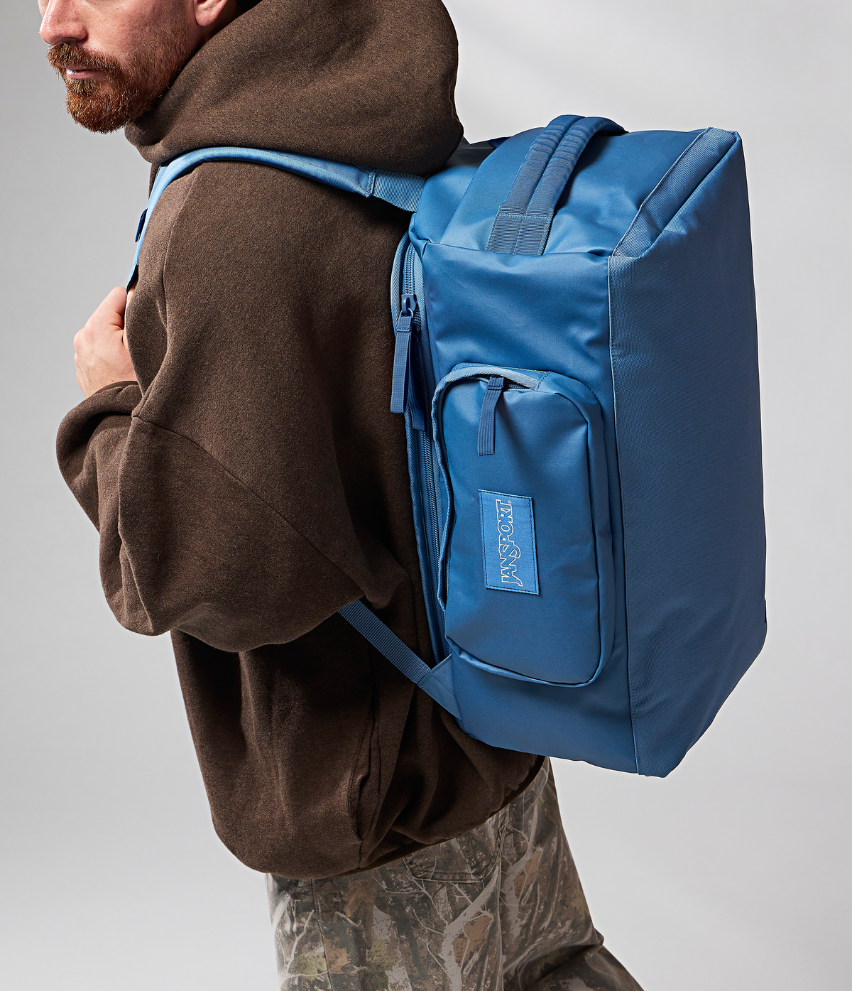 convertible-duffel-toiletry-bag-elemental-blue-set-r7 JS0A8E8EEW5-MODEL.png